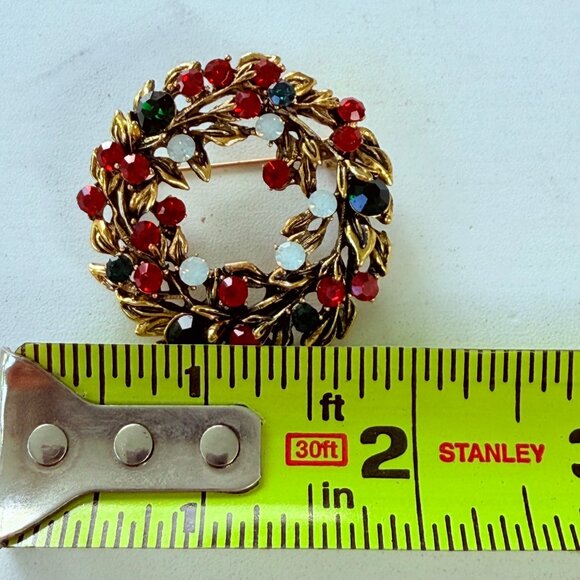 Vintage Christmas Wreath Brooch Pin Gold Tone Rhinestone Holiday Outfit Gift - Picture 8 of 15